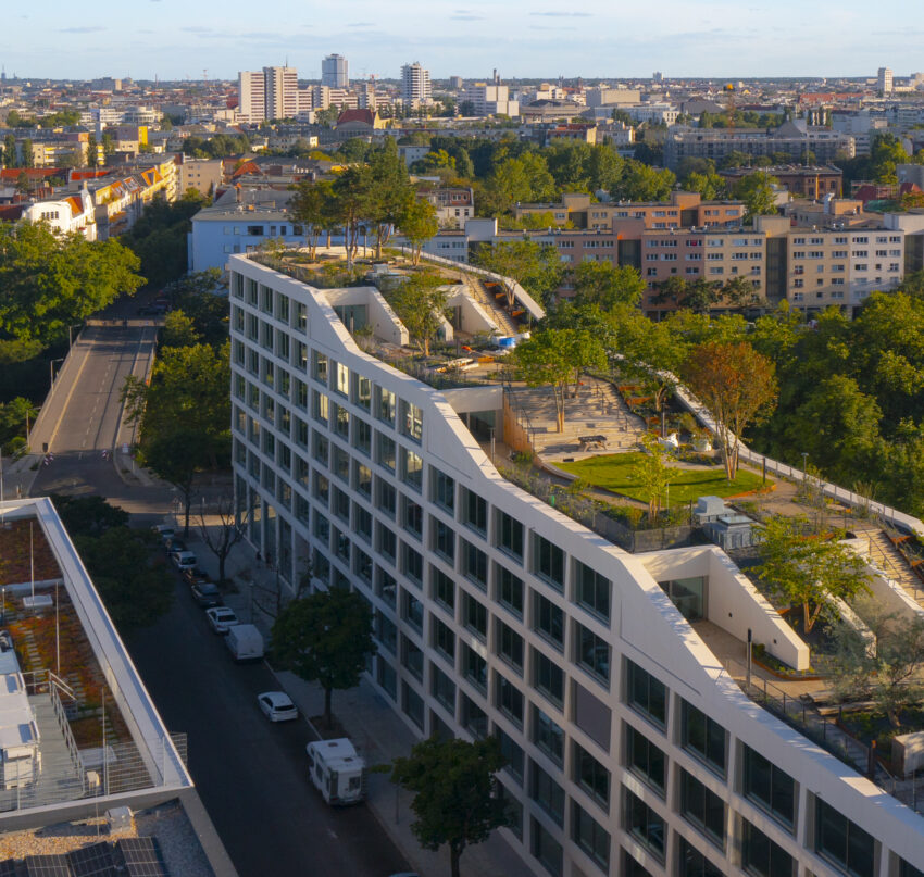 Luftaufnahme des AERA Bürokomplexes in Berlin mit begrünter Dachterrasse.
