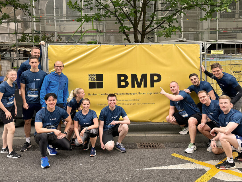 Gruppenfoto des BMP Frankfurt Teams bei der JPMorgan Corporate Challenge.
