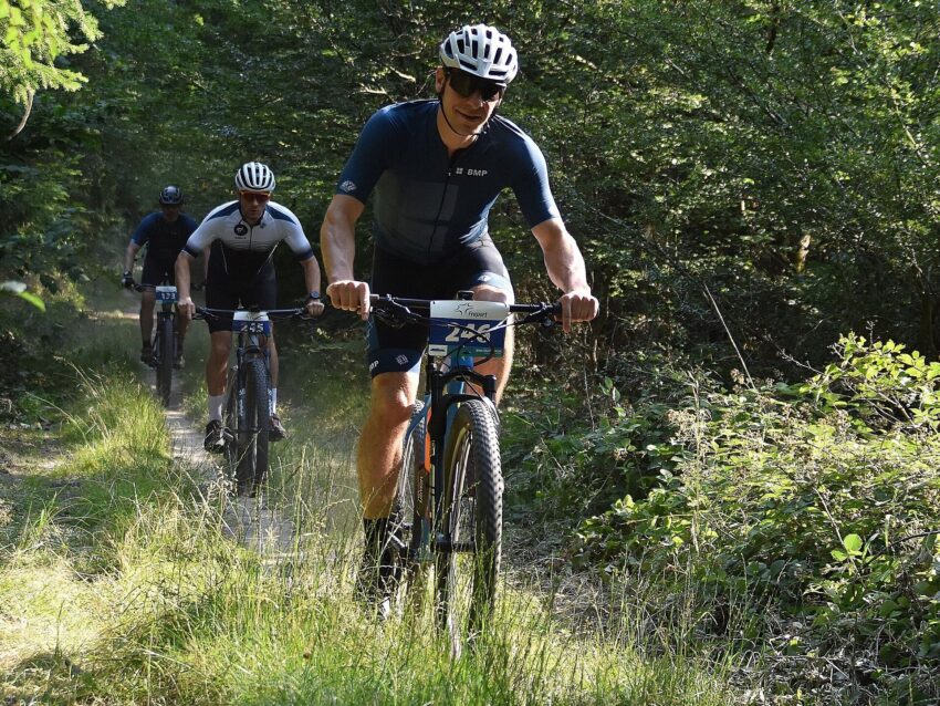 Radfahrer von BMP Frankfurt beim STADTRADELN auf einem Waldweg.