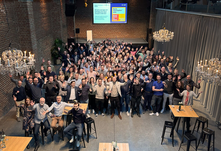 Gruppenfoto des BMP Teammeetings in Köln mit Mitarbeitenden aus allen Standorten.