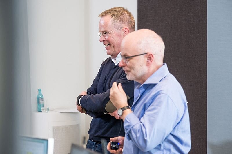 Lucian Muchowski und Edgar Haupt beim VgV-Training für Planungsbüros im Seminarraum.