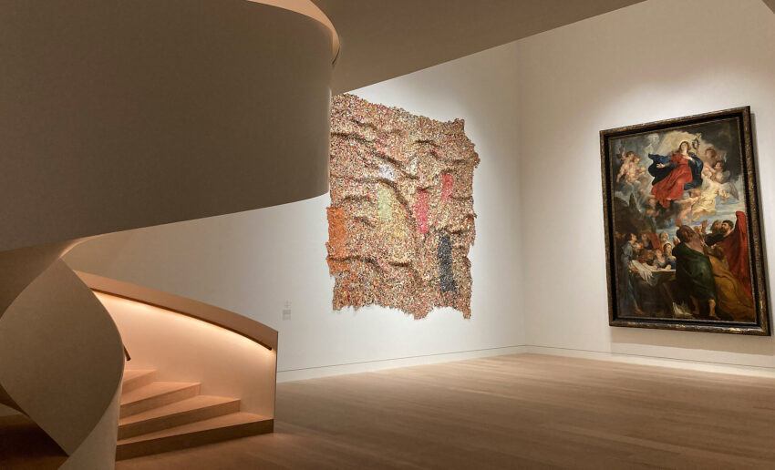 Ausstellungsraum im Kunstpalast Düsseldorf mit Wendeltreppe und Kunstwerken.