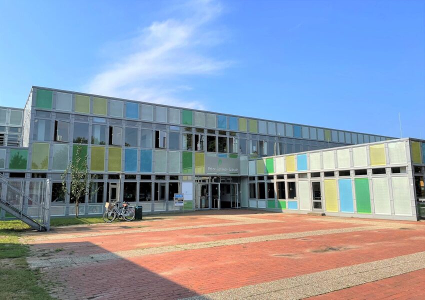 Schulzentrum Süd in Eckernförde mit farbiger Fassade vor der Neuentwicklung.