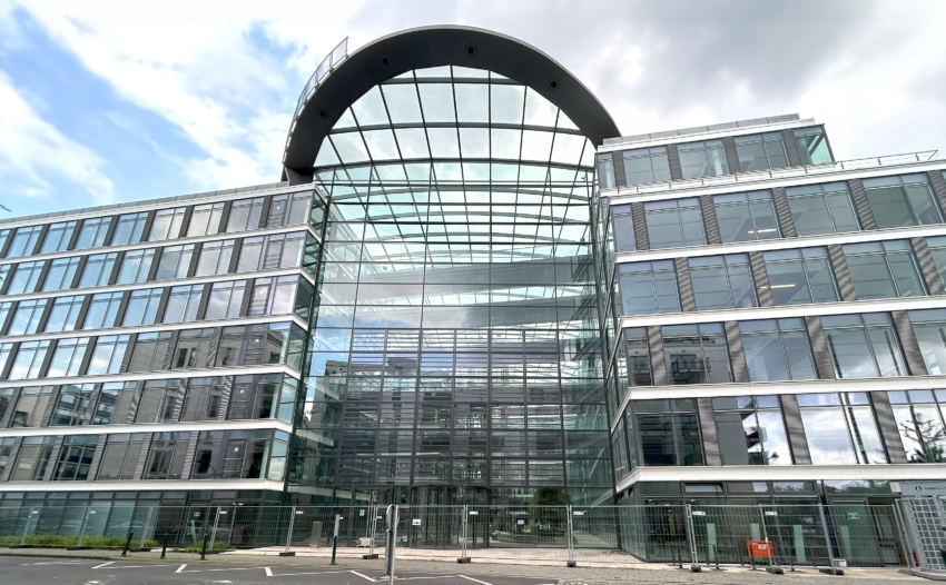 Glasfassade des Smart Buildings heylo in Düsseldorf-Golzheim.