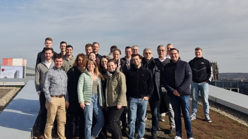 Gruppenfoto des BMP Köln Teams auf der Dachterrasse des Neubauprojekts ONE PLAZA.