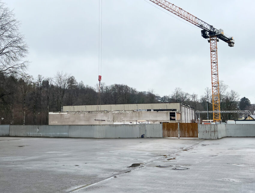 Baustelle der Schulsanierung Kürten mit Rohbau und Baukran.
