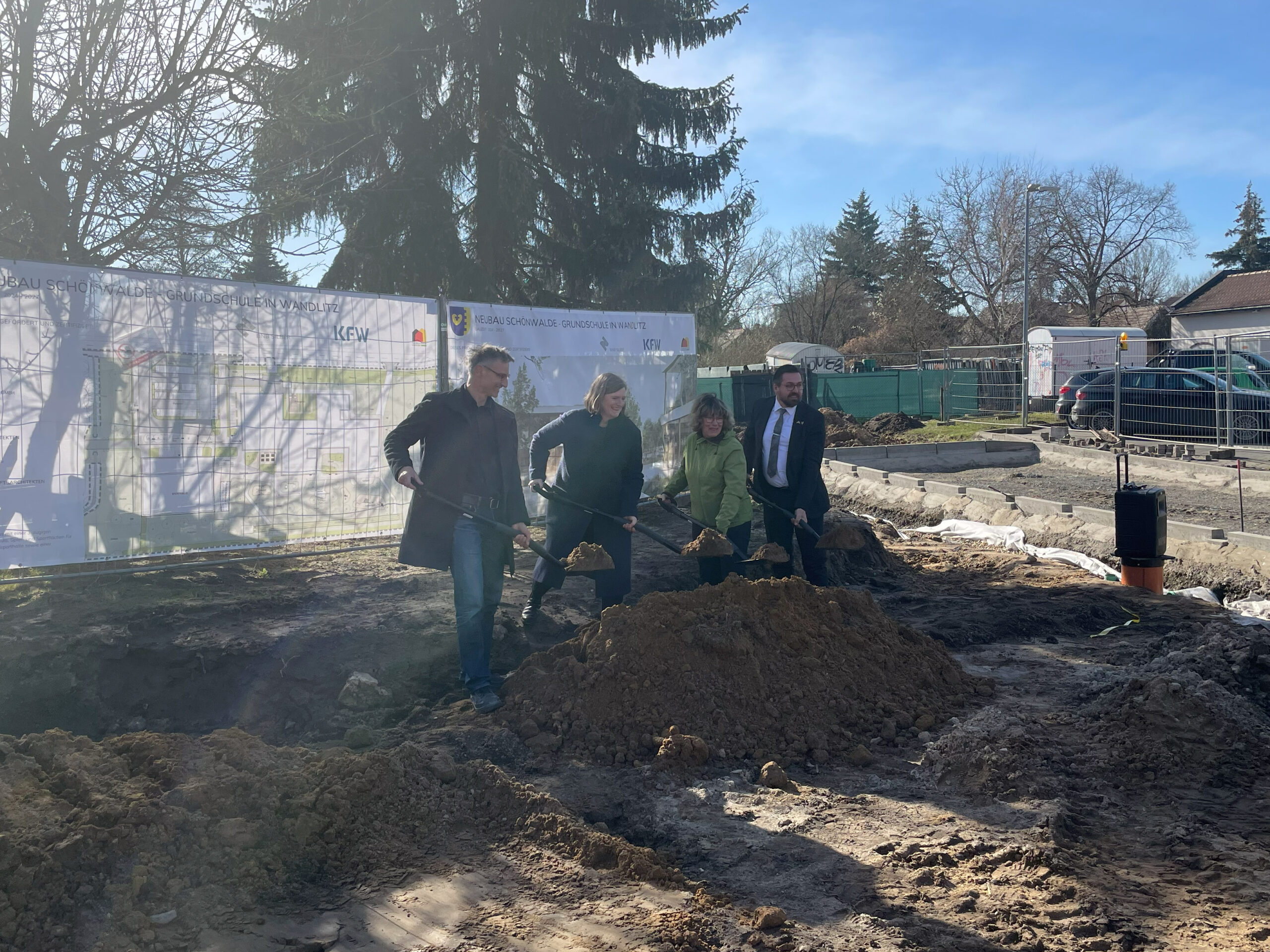 Projektbeteiligte beim Spatenstich für die Grundschule Schönwalde in Wandlitz.
