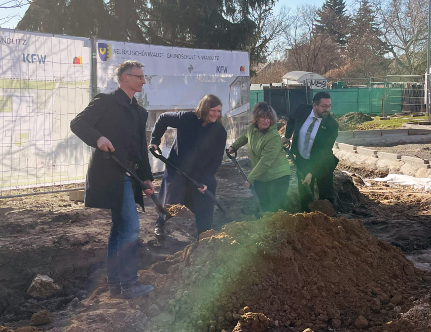 Projektbeteiligte beim Spatenstich für die Grundschule Schönwalde in Wandlitz.