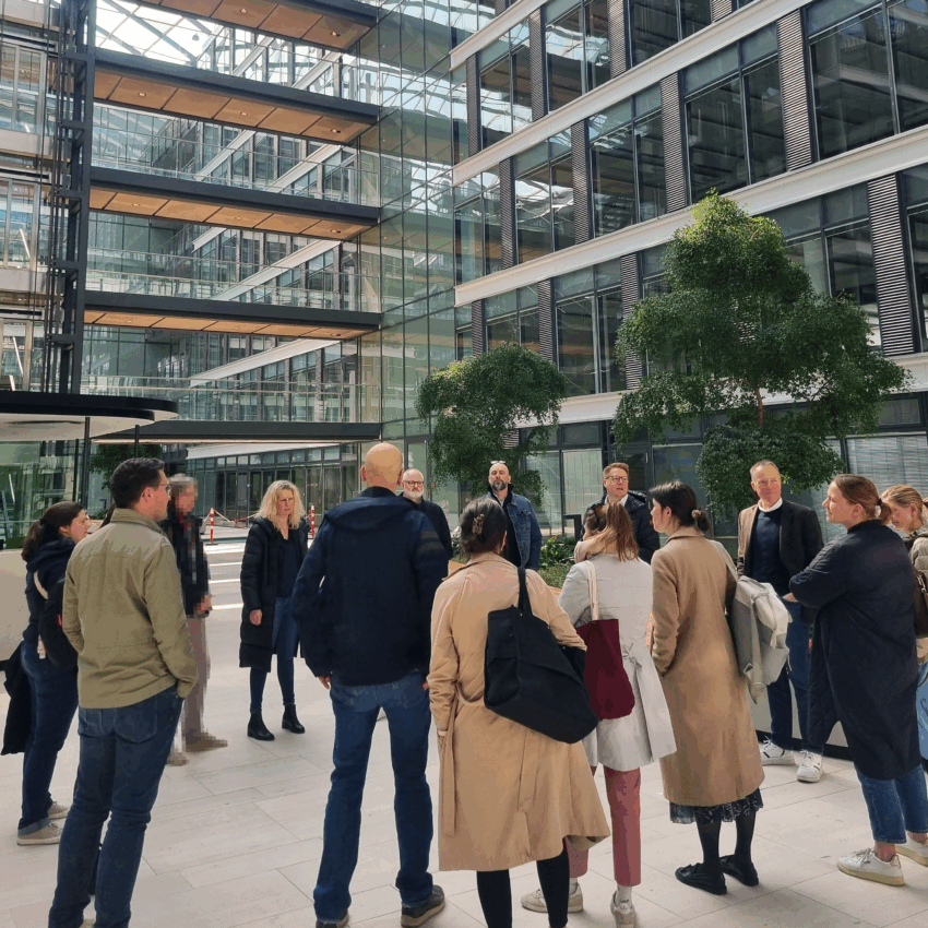 BMP Düsseldorf Teammeeting im Smart Building heylo mit Führung im Innenhof.