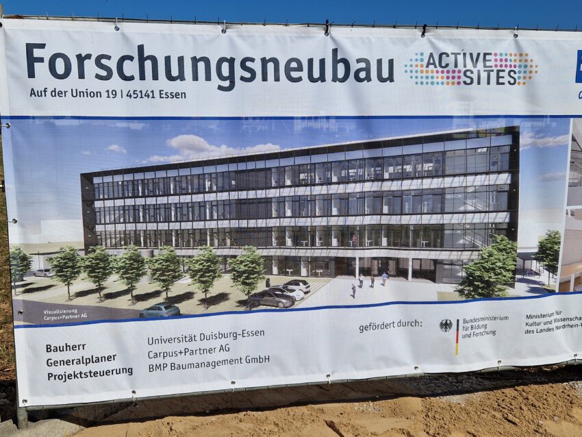 Baustellenschild zum Forschungsneubau ACTIVE SITES der Universität Duisburg-Essen.