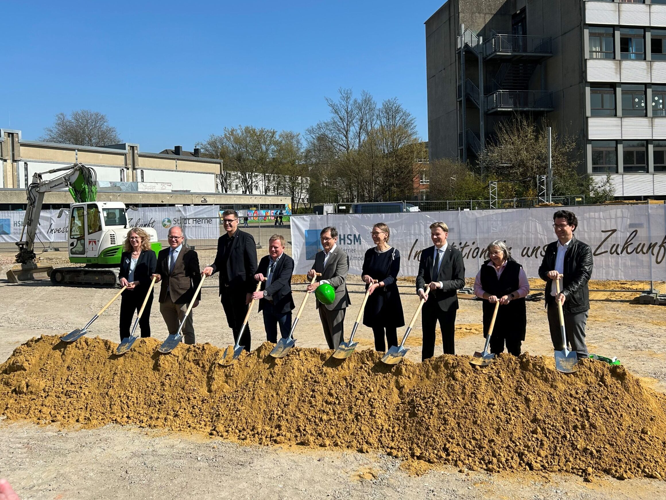 Projektbeteiligte beim Spatenstich an der Mont-Cenis-Gesamtschule in Herne.