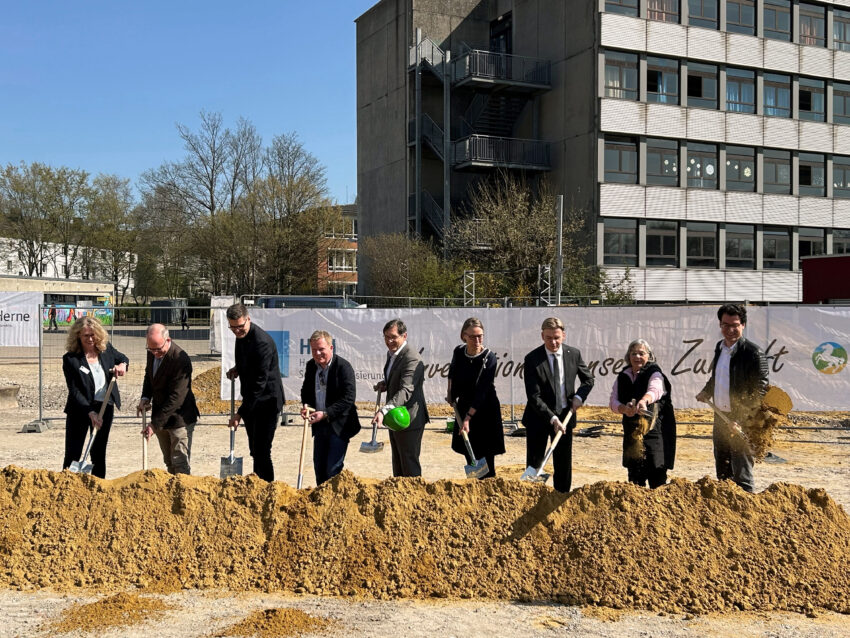 Projektbeteiligte beim Spatenstich an der Mont-Cenis-Gesamtschule in Herne.