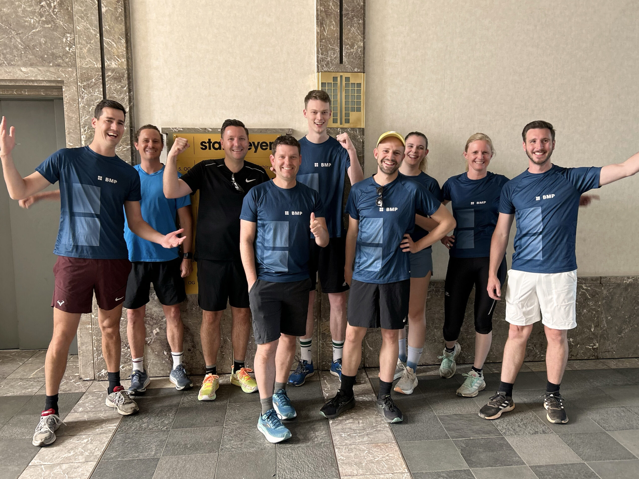 Gruppenfoto des BMP Köln Teams beim WWF Firmenlauf für den guten Zweck.