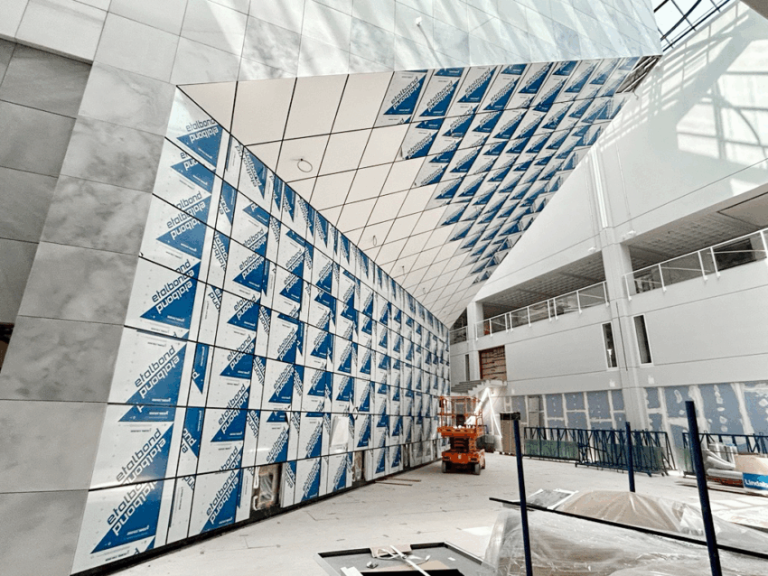 Baustelle im Foyer der Stadthalle Karlsruhe mit markantem Marmorkubus.