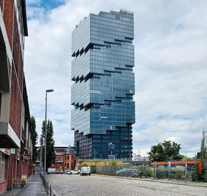Fertiggestelltes EDGE East Side Berlin Bürohochhaus an der Warschauer Brücke.