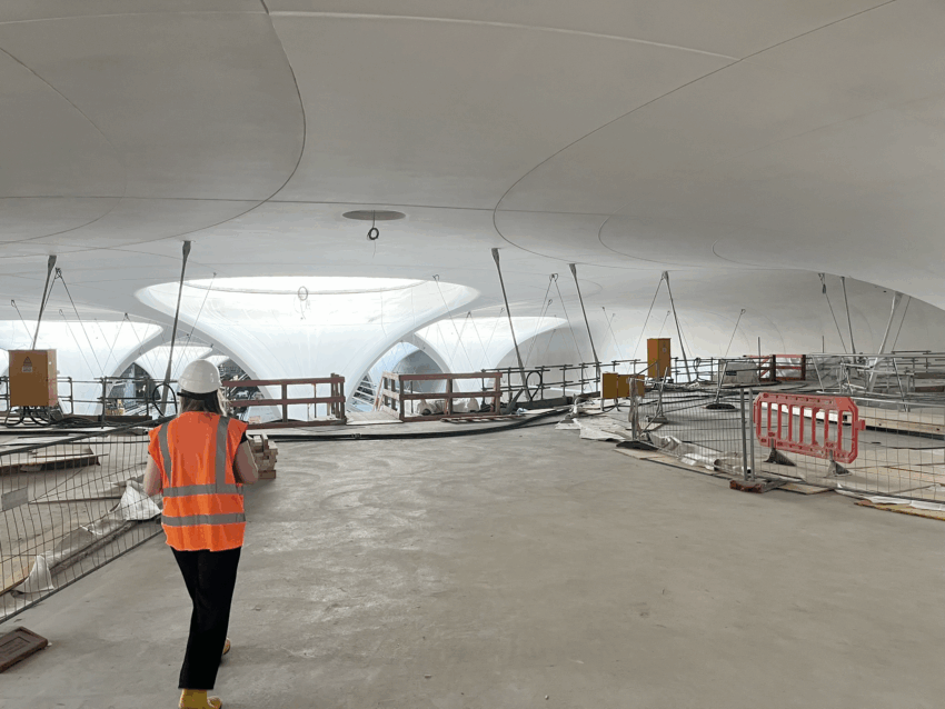 Projektbegehung auf der Stuttgart 21 Baustelle mit Person in Schutzweste.