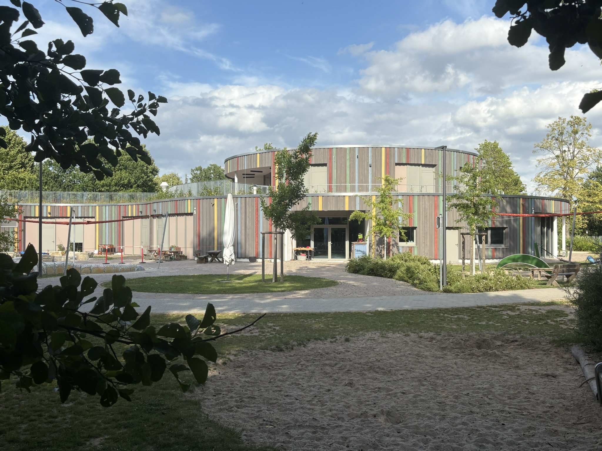 Kita St. Petrus in Wolfsburg-Vorsfelde mit bunter Fassade und Außenbereich.