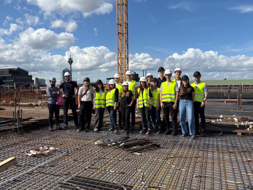 Junge BMP Projektmanagerinnen und Projektmanager auf der Baustelle des TRINKAUS KARREE in Düsseldorf.