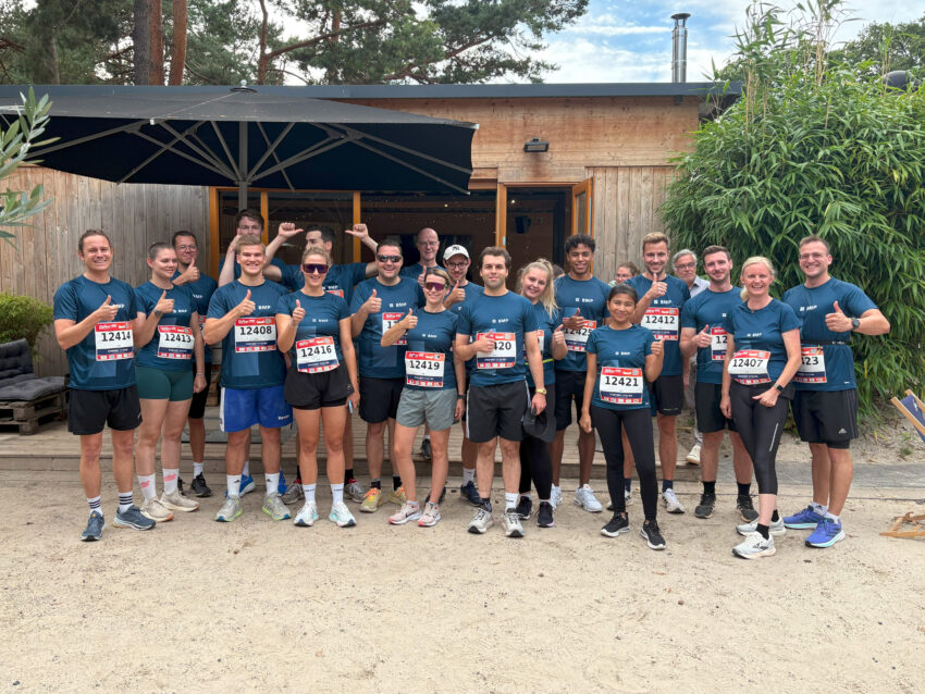 Gruppenfoto des BMP Teams Köln beim B2Run vor der Playa in Köln.