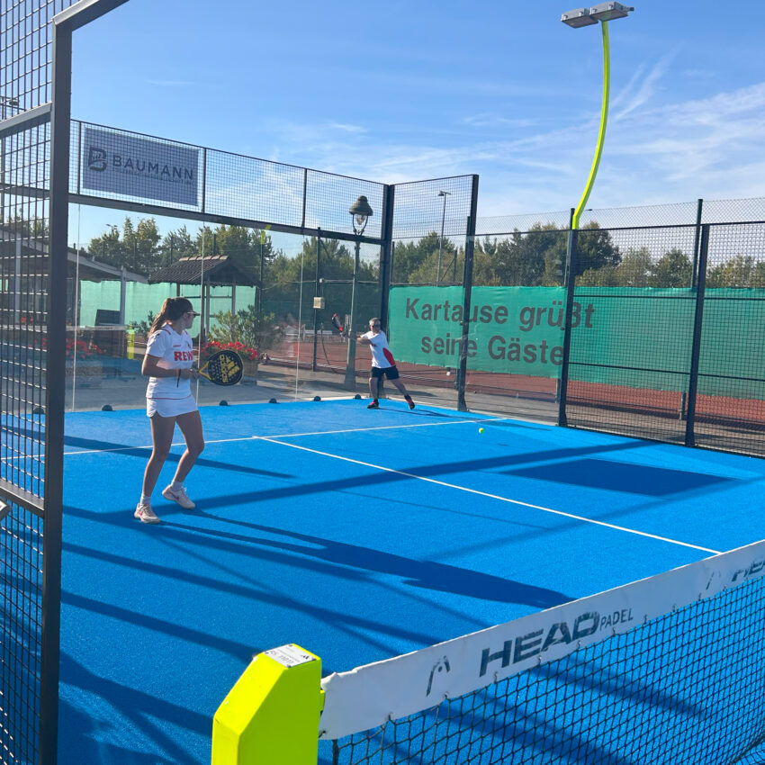 Zwei BMP Teammitglieder spielen Padel beim internen Turnier in Düsseldorf.
