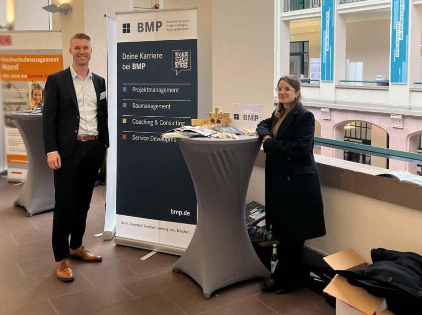 Zwei BMP Mitarbeitende am Karrierestand bei Practice meets Campus in Holzminden.