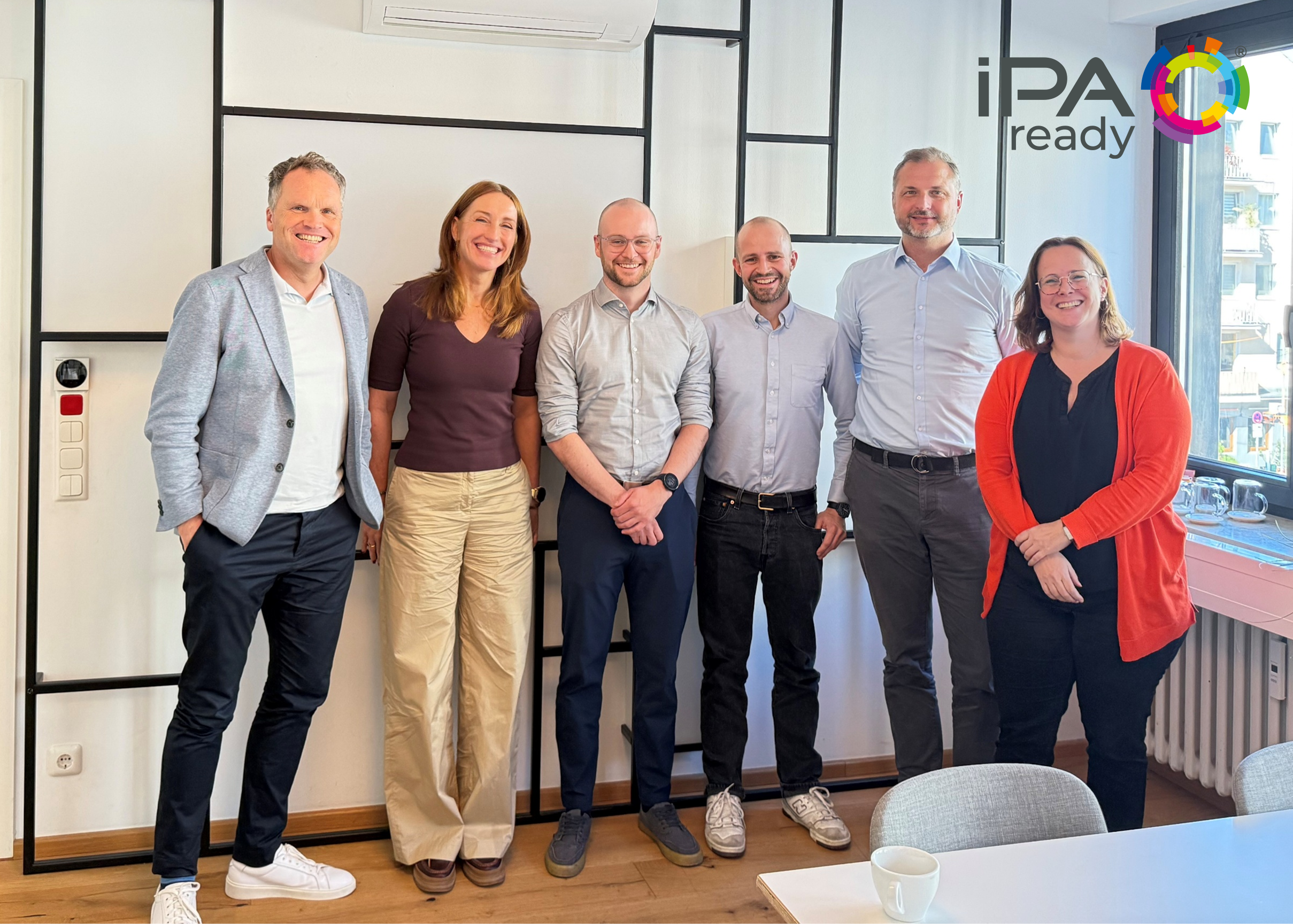 Gruppenfoto mit BMP Mitarbeitenden nach der iPAready-Zertifizierung in einem Seminarraum.