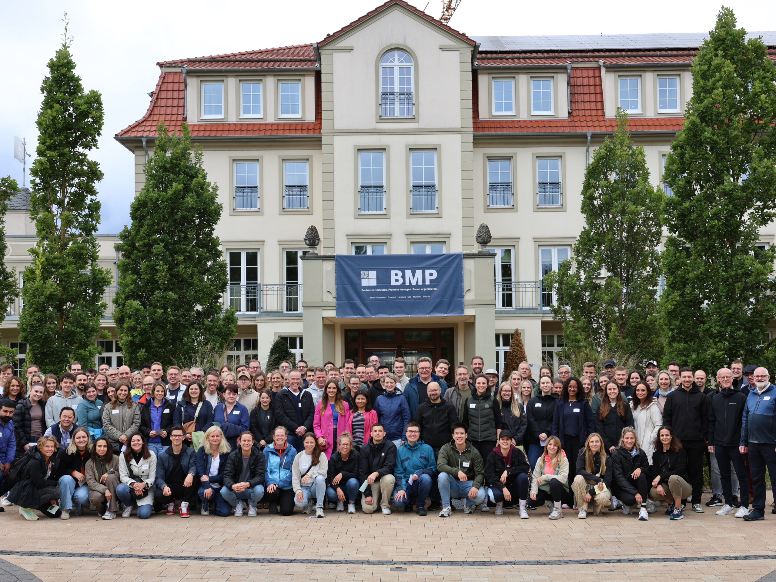 Gruppenfoto des gesamten BMP Teams beim Sommerfest 2025 vor einem Hotel im Harz.