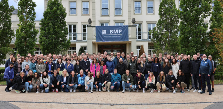 Gruppenfoto des gesamten BMP Teams beim Sommerfest 2025 vor einem Hotel im Harz.