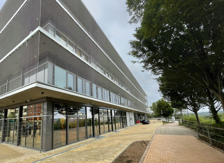 Neubau der Grundschule in Kiel-Gaarden mit Glasfassade und Laubengängen.
