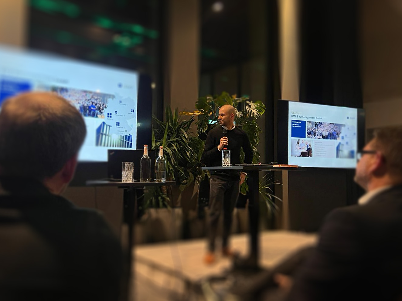 Lucas F. Bauer von BMP hält eine Präsentation und spricht vor Publikum bei der 9. Real Estate Lounge Bonn.
