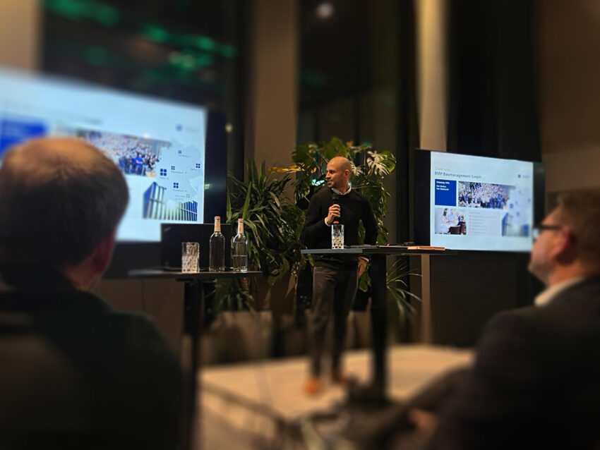 Lucas F. Bauer von BMP hält eine Präsentation und spricht vor Publikum bei der 9. Real Estate Lounge Bonn.