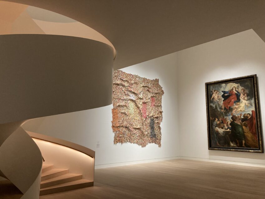 Ausstellungsraum im Kunstpalast Düsseldorf mit Wendeltreppe und Kunstwerken.