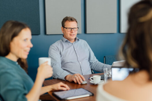 BMP-Mitarbeitende besprechen Projektunterlagen in einem Meetingraum.