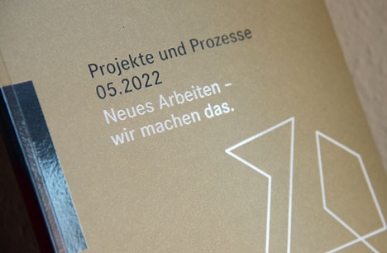 Titelseite der BMP Broschüre „Projekte und Prozesse 05.2022“ zum Thema neues Arbeiten und moderne Zusammenarbeit.