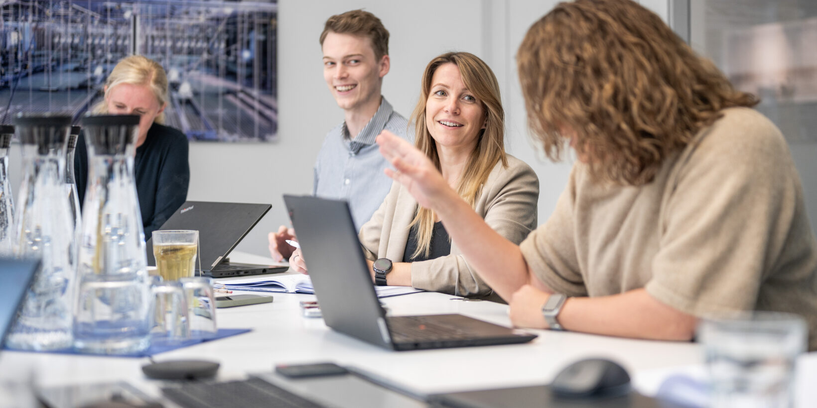 BMP-Mitarbeitende diskutieren in einer Besprechung im Kölner Büro.