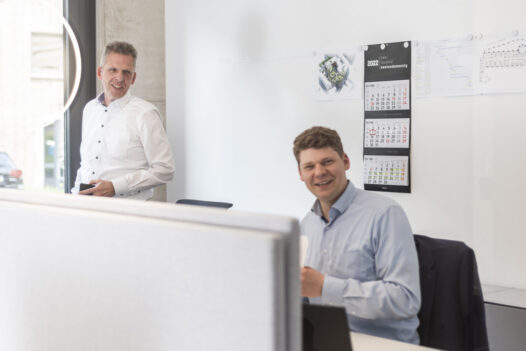 Zwei BMP-Mitarbeiter im Gespräch im Hamburger Büro.