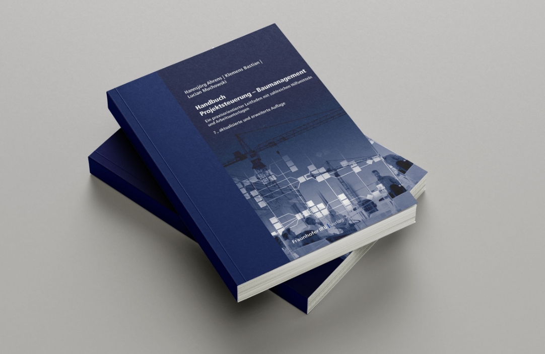 Fachbuch zum Thema Projektsteuerung und Baumanagement von BMP auf grauem Hintergrund.