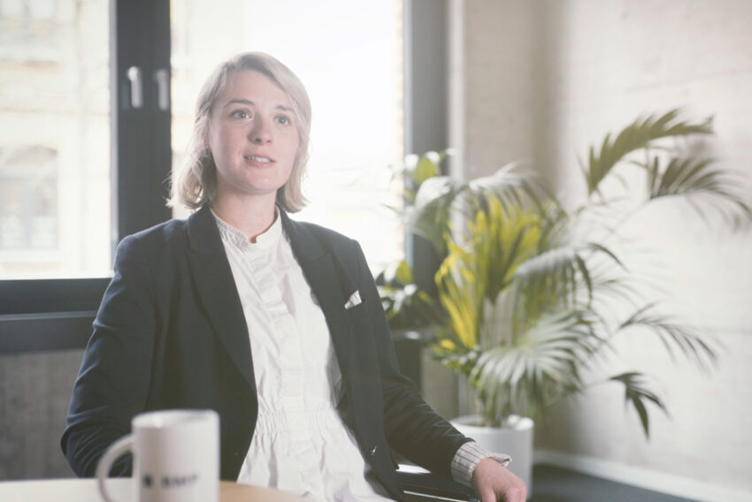 Mitarbeiterin von BMP Projektmanagement bei einem Interview oder Unternehmensstatement im Büro.
