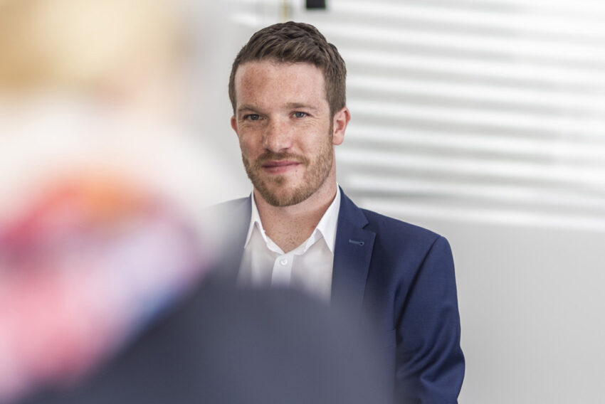 BMP Mitarbeiter im Business-Outfit während eines Interviews oder persönlichen Gesprächs im Büro.