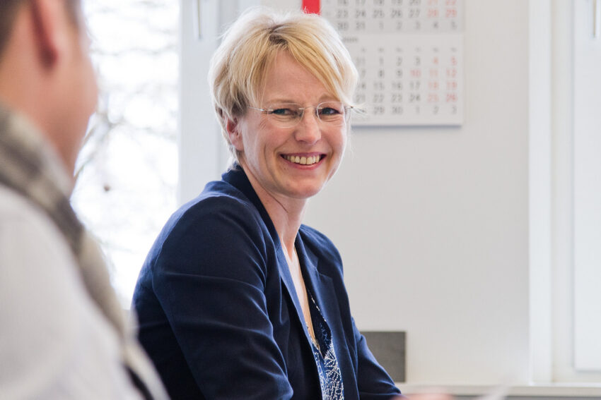 Mitarbeiterin von BMP Projektmanagement im Gespräch während eines Meetings im Büro in Köln.
