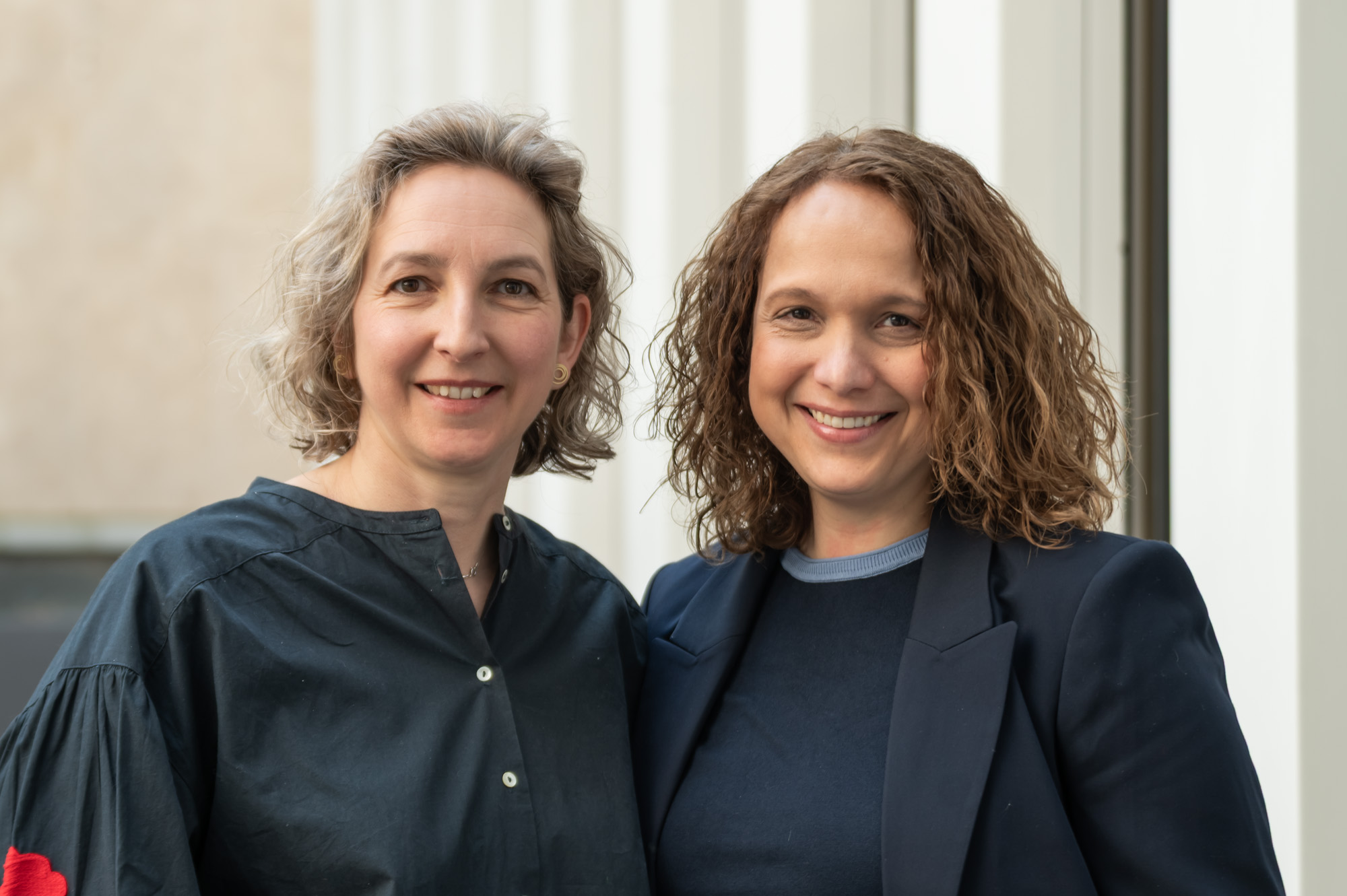 Portrait von Eleni und Natacha von BMP nach ihrer IHK-Zertifizierung als Agile Coaches.