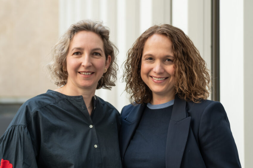 Portrait von Eleni und Natacha von BMP nach ihrer IHK-Zertifizierung als Agile Coaches.