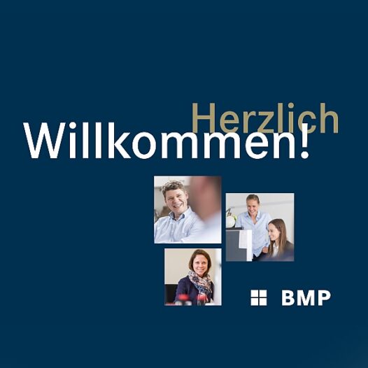 Karrierebroschüre mit Willkommensgrafik von BMP Projektmanagement für neue Mitarbeitende mit Teamfotos und Begrüßungsbotschaft.