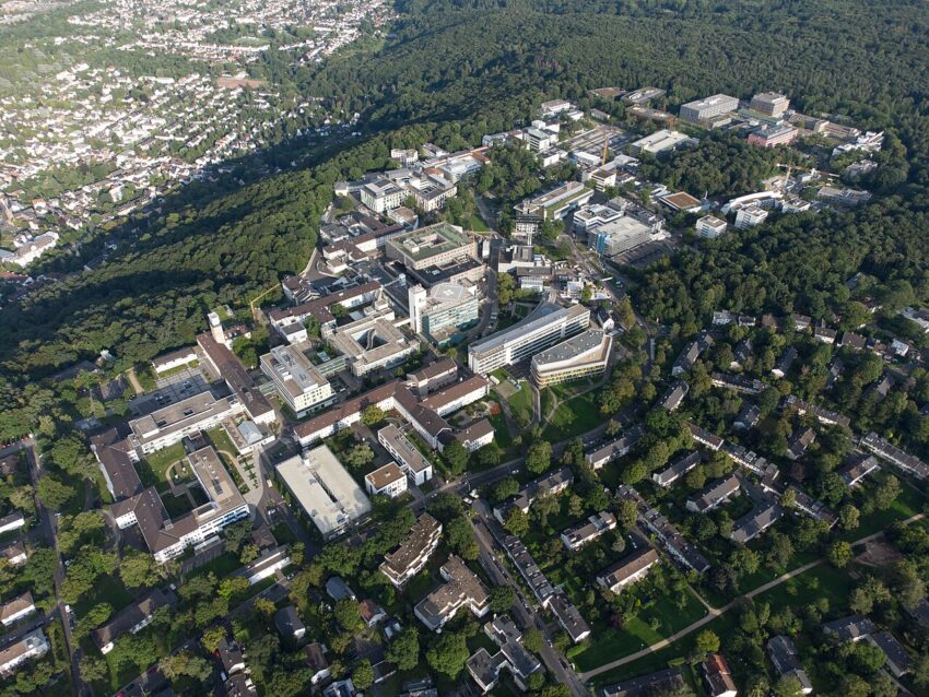 Strahlenmedizin Universitätsklinikum Bonn | © Jnwnklr / Wikimedia Commons, CC BY-SA 4.0. Quelle: 
https://commons.wikimedia.org/wiki/File:Luftbild_ukb_0824.jpg