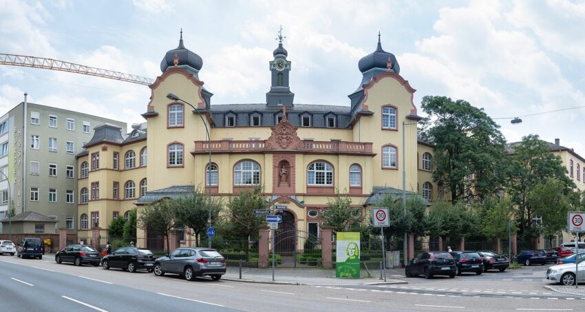 Bürgerhospital und Clementine Kinderhospital | © Epizentrum / Wikimedia Commons, CC BY-SA 4.0. Quelle: 
https://commons.wikimedia.org/wiki/File:Frankfurt.Nibelungenallee.Buergerhospital.20160814.jpg